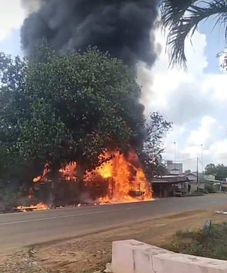 Diduga Korsleting, Mobil Pick Up Terbakar dan Hanguskan Satu Rumah di Cempaga Hulu