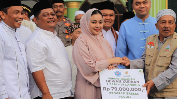 Usai Pelaksanaan Sholat Iduladha, Bupati Brebes Serahkan 2 Sapi dan 10 Kambing Kurban Untuk Warga Salem