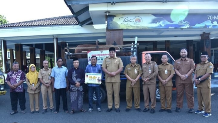 Wabup Gagarin Serahkan Kurban Sapi Dari Presiden RI Dan Bupati Pacitan