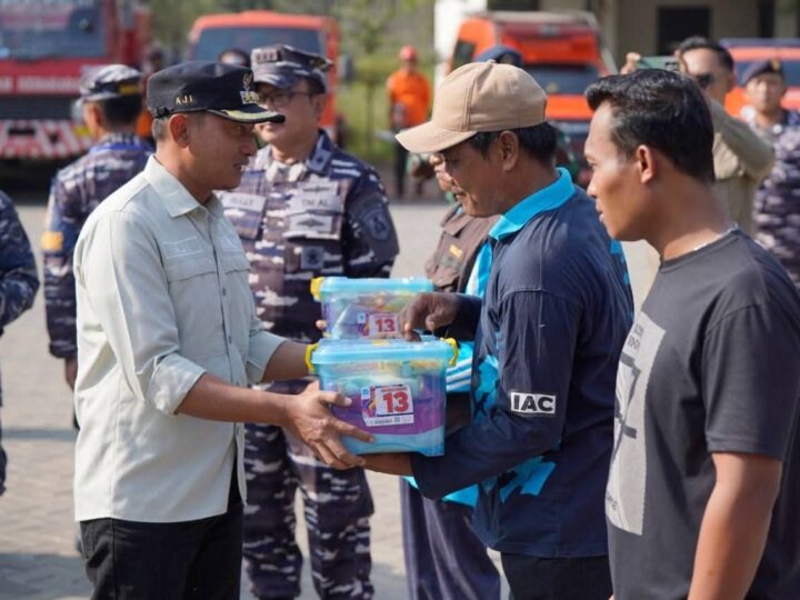 Latihan Gabungan Penanggulangan Bencana Pesisir di Pacitan Bersama TNI AL Dibuka Oleh Bupati Indrata Nur Bayuaji.