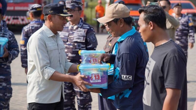 Latihan Gabungan Penanggulangan Bencana Pesisir di Pacitan Bersama TNI AL Dibuka Oleh Bupati Indrata Nur Bayuaji.