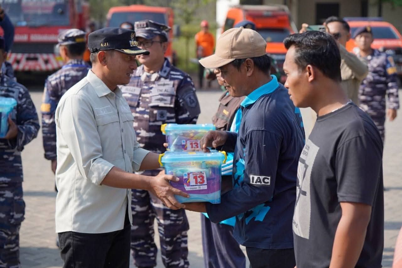 Latihan Gabungan Penanggulangan Bencana Pesisir di Pacitan Bersama TNI AL Dibuka Oleh Bupati Indrata Nur Bayuaji.