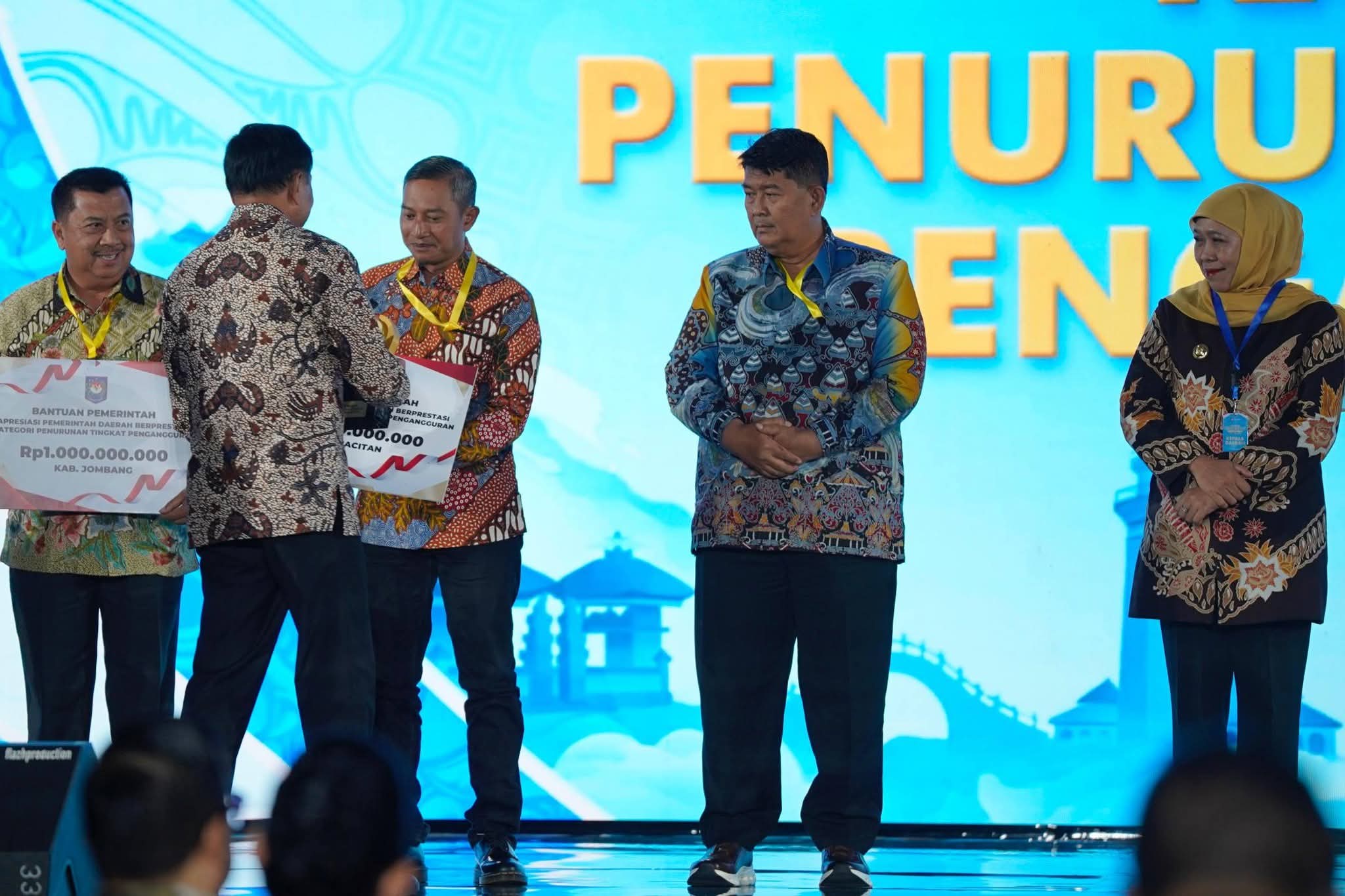 Di Ajang Apresiasi Pemerintah Daerah Berprestasi, Bupati Pacitan Indrata Nur Bayuaji Terima Penghargaan Dari Kementerian Dalam Negeri RI