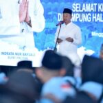 Bupati Pacitan Indrata Nur Bayuaji Menyambut Jamaah Haji Saat Tiba Di Kampung Halaman.