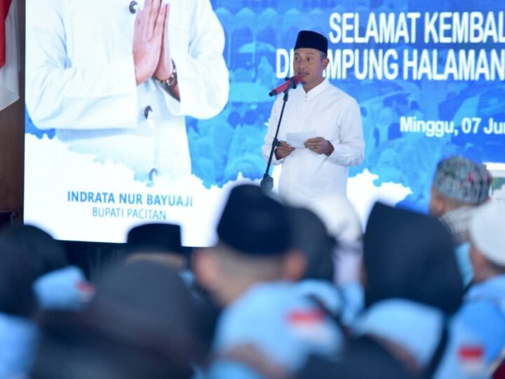 Bupati Pacitan Indrata Nur Bayuaji Menyambut Jamaah Haji Saat Tiba Di Kampung Halaman.