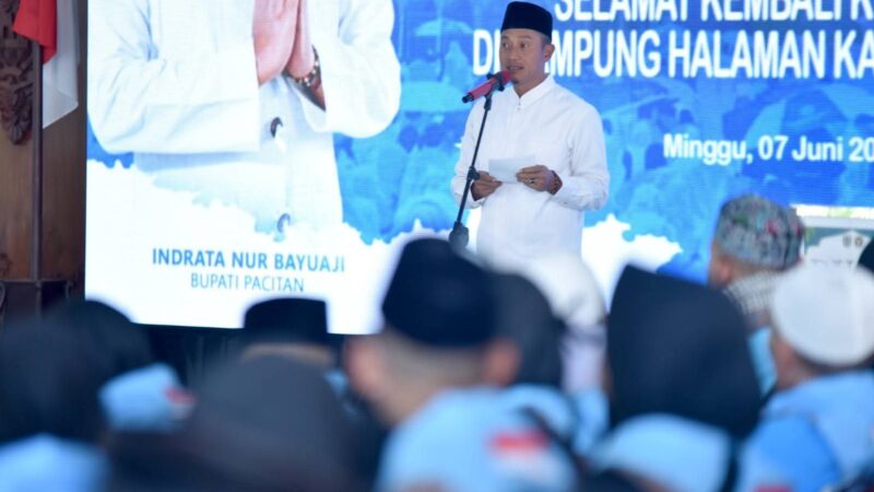 Bupati Pacitan Indrata Nur Bayuaji Menyambut Jamaah Haji Saat Tiba Di Kampung Halaman.