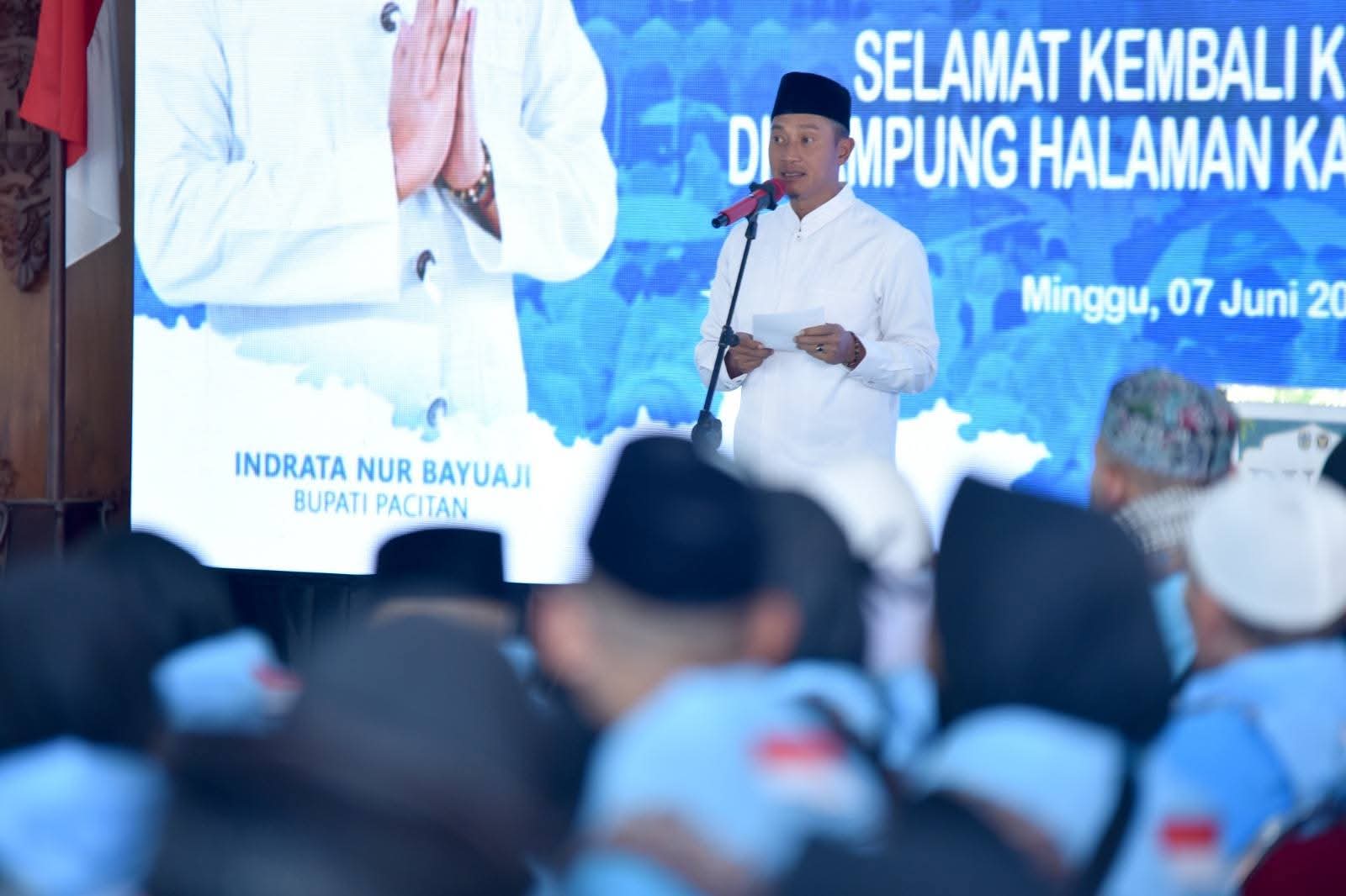Bupati Pacitan Indrata Nur Bayuaji Menyambut Jamaah Haji Saat Tiba Di Kampung Halaman.