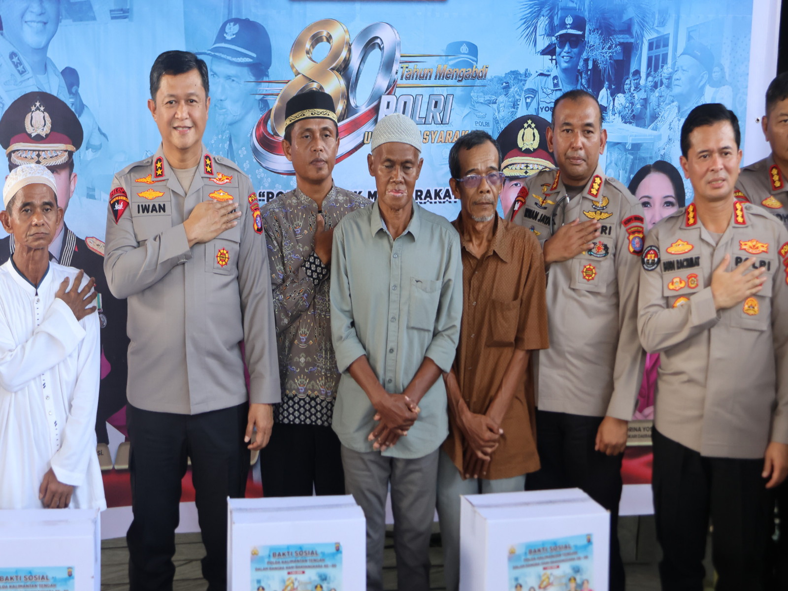 Polri Untuk Masyarakat, Polda Kalteng Salurkan Bansos dan Layanan Kesehatan untuk Korban Kebakaran di Palangka Raya