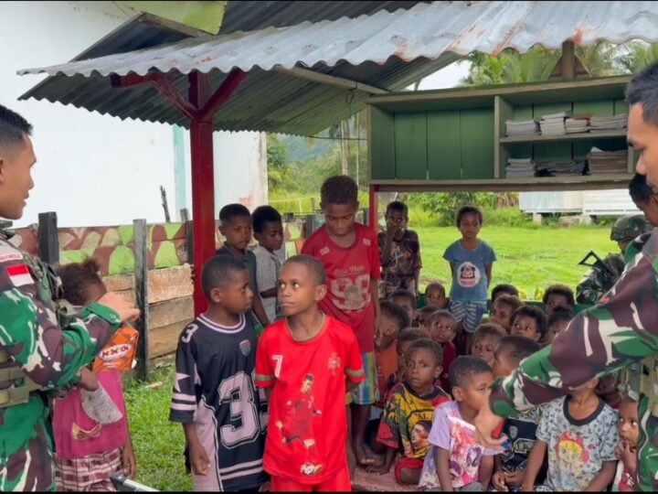 Tembus Gerimis, Satgas Yonif 763/SBA Kobarkan Semangat Belajar Anak-Anak Perbatasan