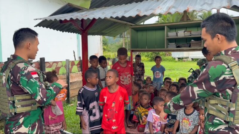 Tembus Gerimis, Satgas Yonif 763/SBA Kobarkan Semangat Belajar Anak-Anak Perbatasan