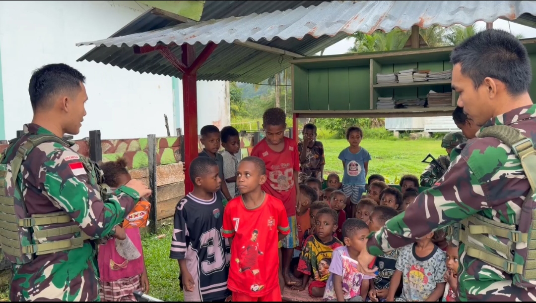 Tembus Gerimis, Satgas Yonif 763/SBA Kobarkan Semangat Belajar Anak-Anak Perbatasan