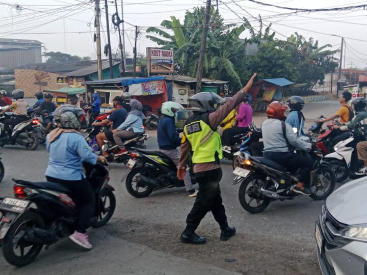 Personel Polsek Pasar Kemis Laksanakan Pengaturan Lalu Lintas Pagi di Pertigaan Leles