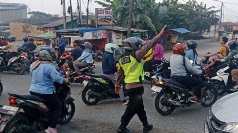 Personel Polsek Pasar Kemis Laksanakan Pengaturan Lalu Lintas Pagi di Pertigaan Leles