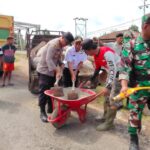 Peduli Keselamatan Pengguna Jalan, Polsek Cempaga Hulu Bersama Unsur Forkopimcam Tambal Jalan Berlubang di Ruas Tjilik Riwut