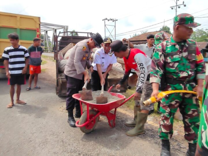 Peduli Keselamatan Pengguna Jalan, Polsek Cempaga Hulu Bersama Unsur Forkopimcam Tambal Jalan Berlubang di Ruas Tjilik Riwut