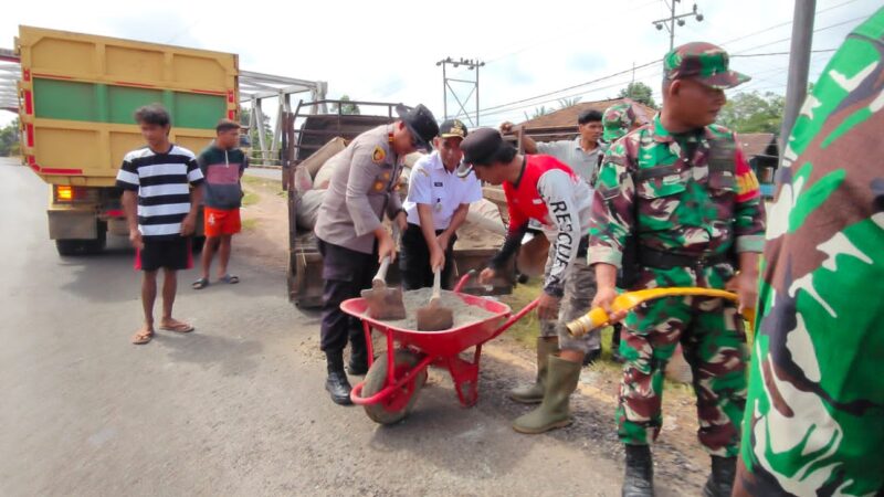 Peduli Keselamatan Pengguna Jalan, Polsek Cempaga Hulu Bersama Unsur Forkopimcam Tambal Jalan Berlubang di Ruas Tjilik Riwut
