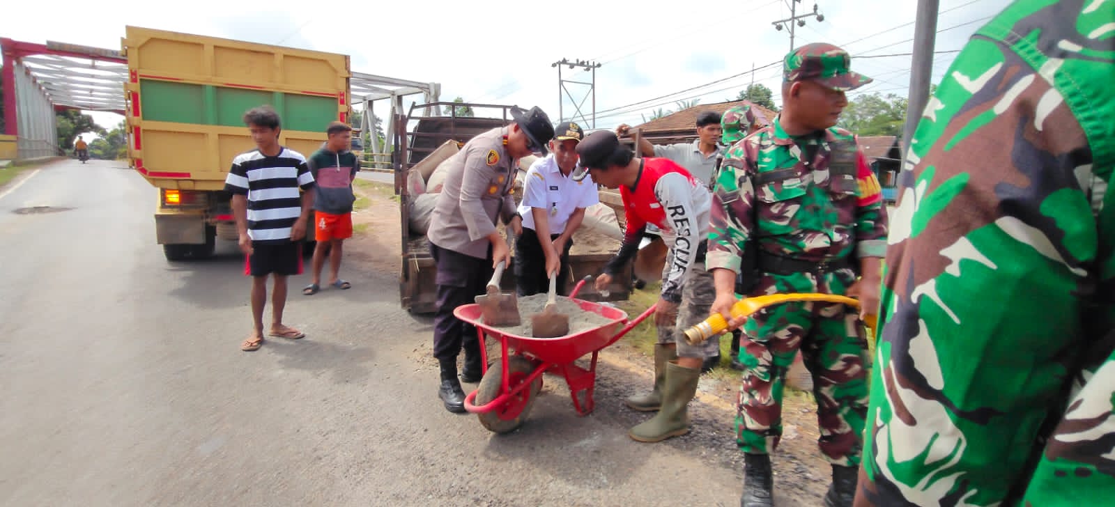 Peduli Keselamatan Pengguna Jalan, Polsek Cempaga Hulu Bersama Unsur Forkopimcam Tambal Jalan Berlubang di Ruas Tjilik Riwut
