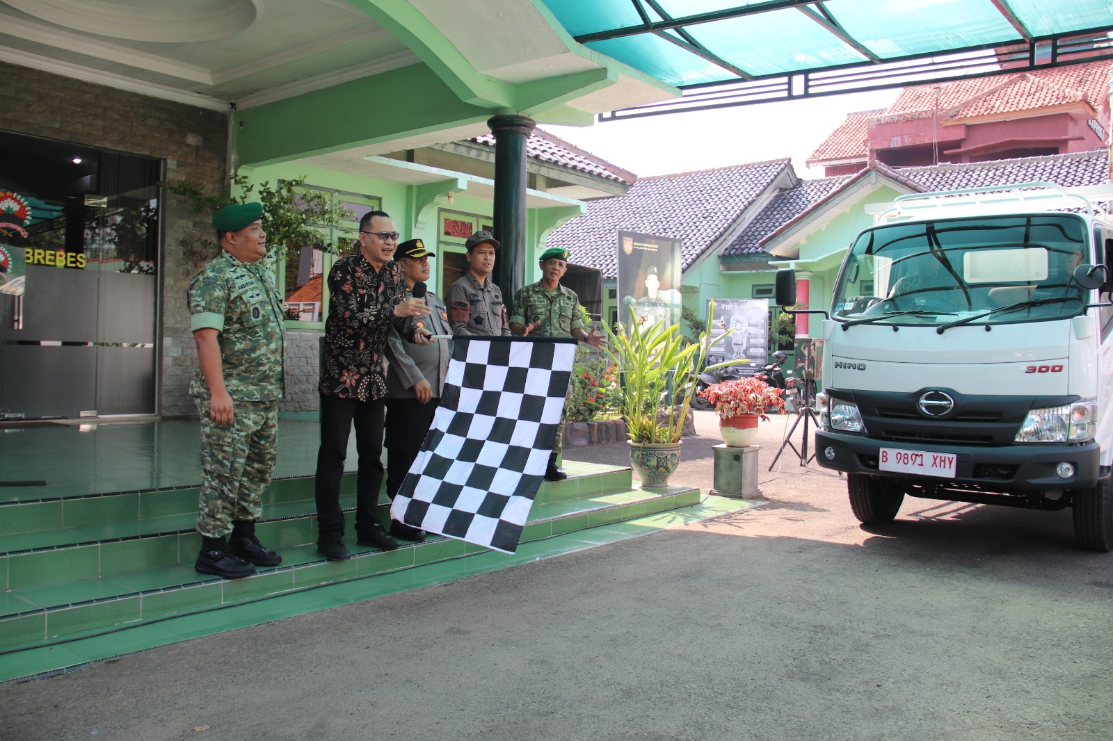 Dorong Ekonomi Desa Lebih Maju, 10 Truk Koperasi Merah Putih Dilepas Dari Kodim Brebes