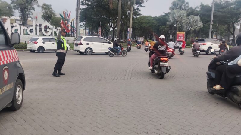 PECAK Sore Hari, Polsek Panongan Atur Lalu Lintas di Bundaran 3 Citra Raya