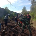 Akses Jalan Rusak, Babinsa Koramil 1015-03/Mentawa Baru Ketapang Bersama Warga Gotong Royong Perbaiki Jalan