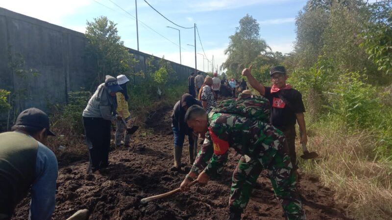 Akses Jalan Rusak, Babinsa Koramil 1015-03/Mentawa Baru Ketapang Bersama Warga Gotong Royong Perbaiki Jalan