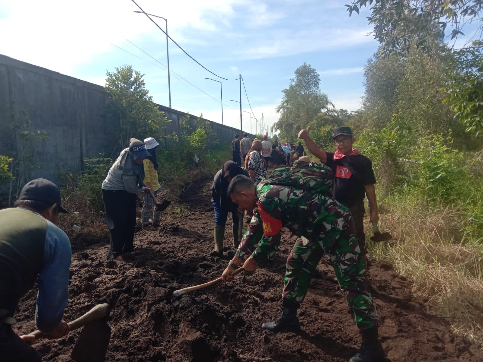 Akses Jalan Rusak, Babinsa Koramil 1015-03/Mentawa Baru Ketapang Bersama Warga Gotong Royong Perbaiki Jalan