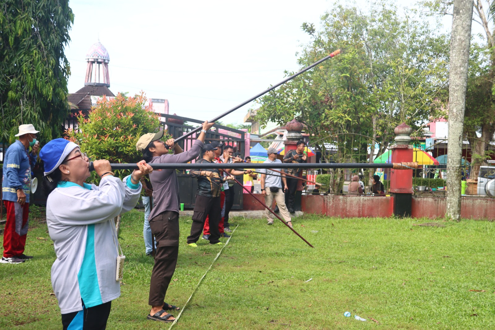Lestarikan Budaya Dayak, Kapolres Kotim Buka Perlombaan Begasing, Menyumpit, dan Menganyam di Taman Kota Sampit