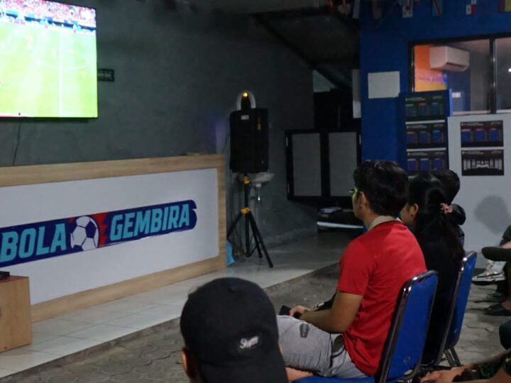 Pererat Kebersamaan, Anggota Kodim 1016/Plk Nonton Bareng Piala Dunia Bersama Warga