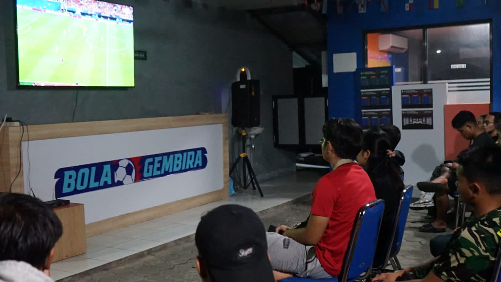 Pererat Kebersamaan, Anggota Kodim 1016/Plk Nonton Bareng Piala Dunia Bersama Warga