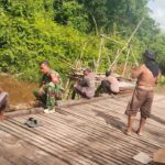 Wujud Kepedulian Kepada Masyarakat, Babinsa Koramil Bukit Batu Gotong Royong Perbaiki Jembatan