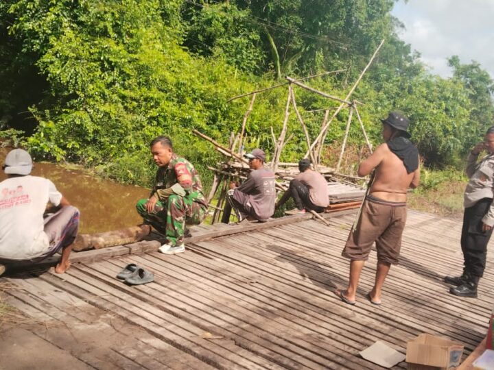 Wujud Kepedulian Kepada Masyarakat, Babinsa Koramil Bukit Batu Gotong Royong Perbaiki Jembatan