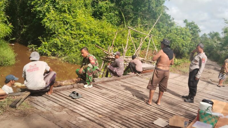 Wujud Kepedulian Kepada Masyarakat, Babinsa Koramil Bukit Batu Gotong Royong Perbaiki Jembatan