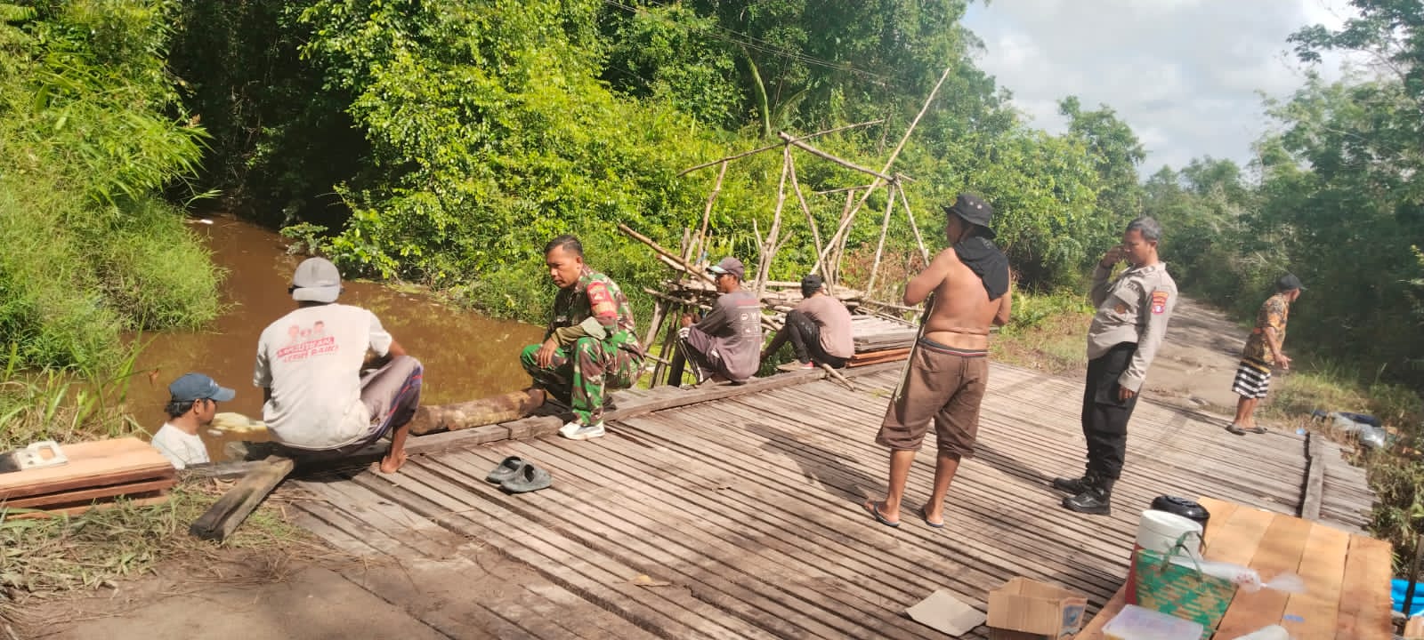 Wujud Kepedulian Kepada Masyarakat, Babinsa Koramil Bukit Batu Gotong Royong Perbaiki Jembatan