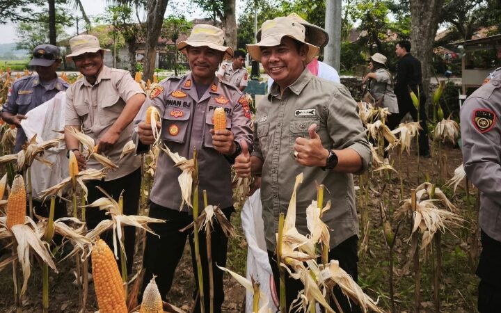 Satreskrim Polres Karawang Mensukseskan Program Swasembada Pangan, Ikut Serta Penanaman Jagung