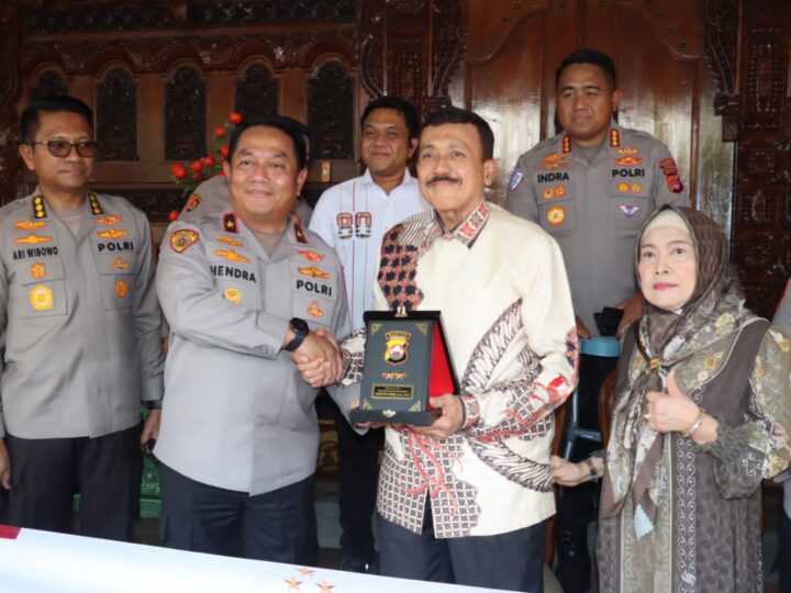 Dampingi Wakapolda, Kapolresta Tangerang Anjangsana ke Mantan Kapolda Banten