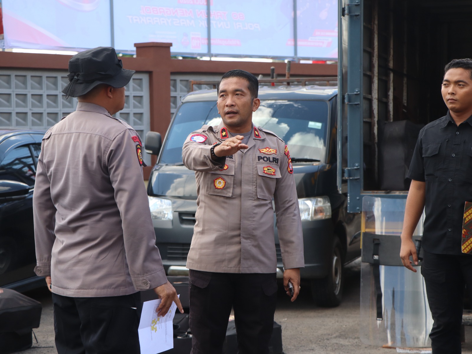 Matangkan Persiapan Lomba HUT Bhayangkara Ke-80, Wakapolres Kotim Gembleng Langsung Pasukan Dalmas