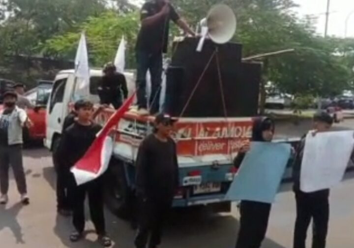 Ratusan Massa Aksi Bela Warga Miskin FWJI TANG-KOT dan Aktivis,LBH Geruduk Polres Tangsel Desak Kapolres Tangsel Hentikan Dugaan Kriminalisasi Korban Hidup Laka Lantas