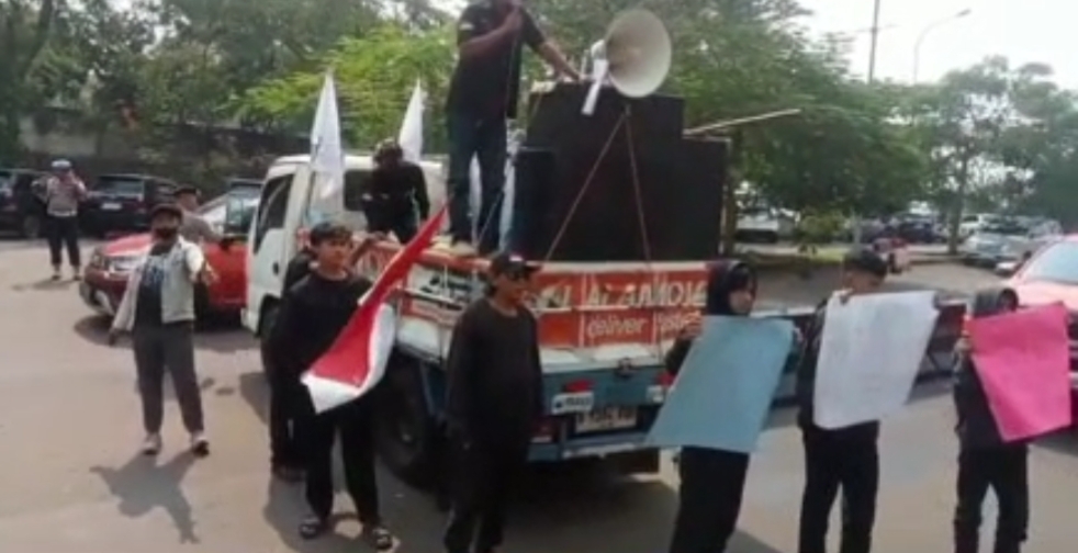 Ratusan Massa Aksi Bela Warga Miskin FWJI TANG-KOT dan Aktivis,LBH Geruduk Polres Tangsel Desak Kapolres Tangsel Hentikan Dugaan Kriminalisasi Korban Hidup Laka Lantas