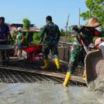 Peduli Warga Setempat, Babinsa Kodim 1016/Plk Pelopori Gotong Royong Pengecoran Jembatan