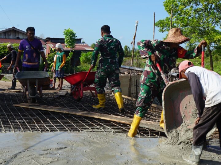 Peduli Warga Setempat, Babinsa Kodim 1016/Plk Pelopori Gotong Royong Pengecoran Jembatan