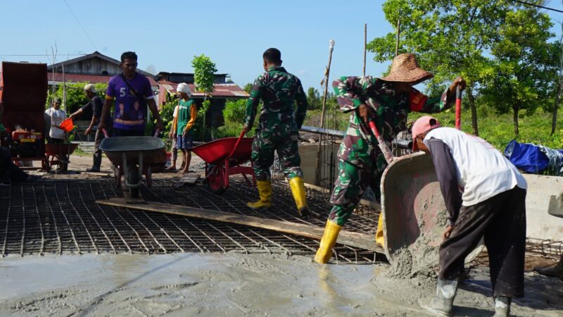 Peduli Warga Setempat, Babinsa Kodim 1016/Plk Pelopori Gotong Royong Pengecoran Jembatan