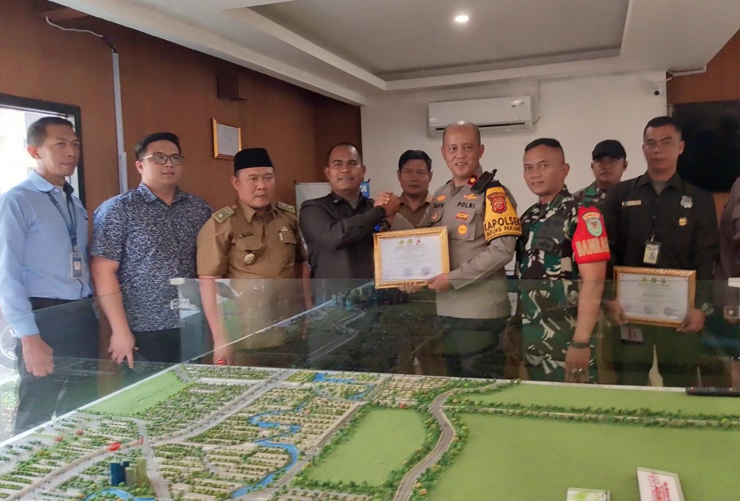 Sinergi Jaga Kamtibmas: Gagalkan Curanmor, Dua Satpam Millenium City Raih Penghargaan dari Forkopimcam Parungpanjang