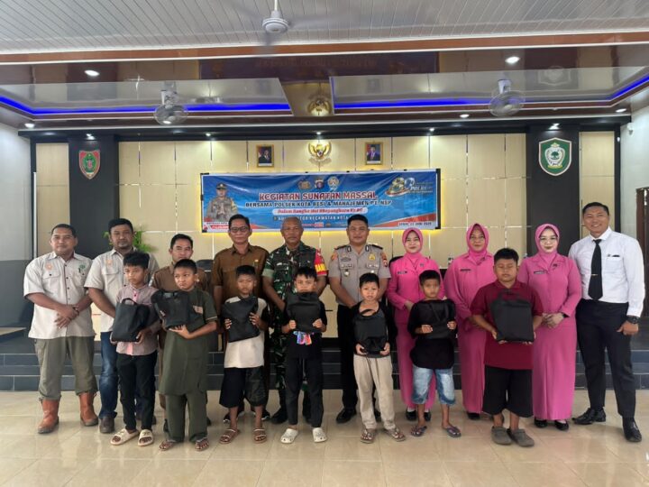 Sambut HUT Bhayangkara Ke-80, Polsek Kota Besi Gelar Sunatan Massal untuk Warga