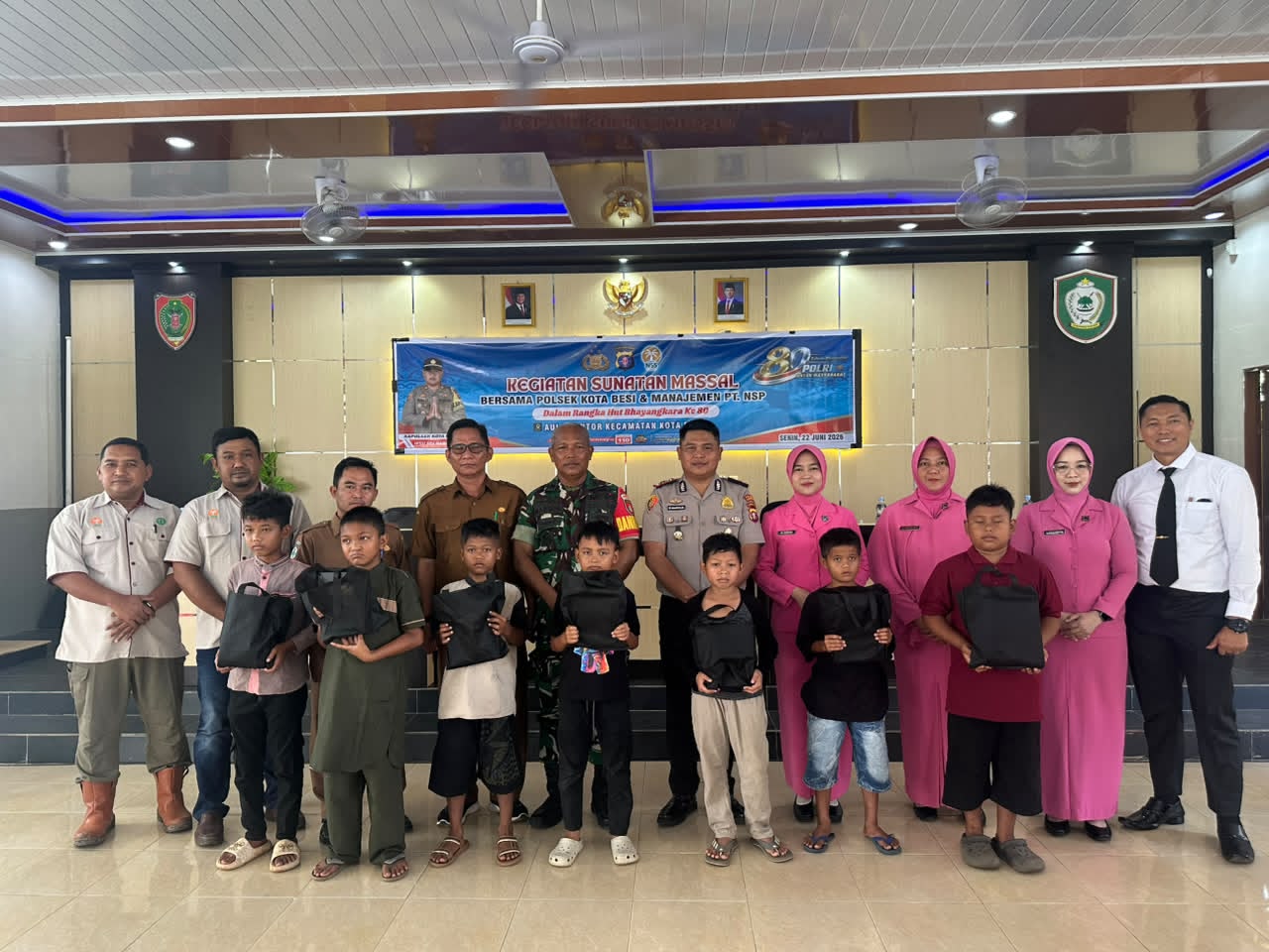 Sambut HUT Bhayangkara Ke-80, Polsek Kota Besi Gelar Sunatan Massal untuk Warga