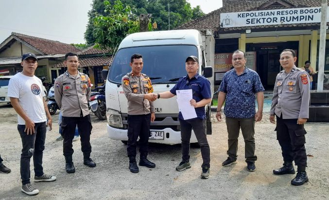 Kapolsek Rumpin Serahkan Mobil Box yang Lama Hilang kepada Pemilik Sah