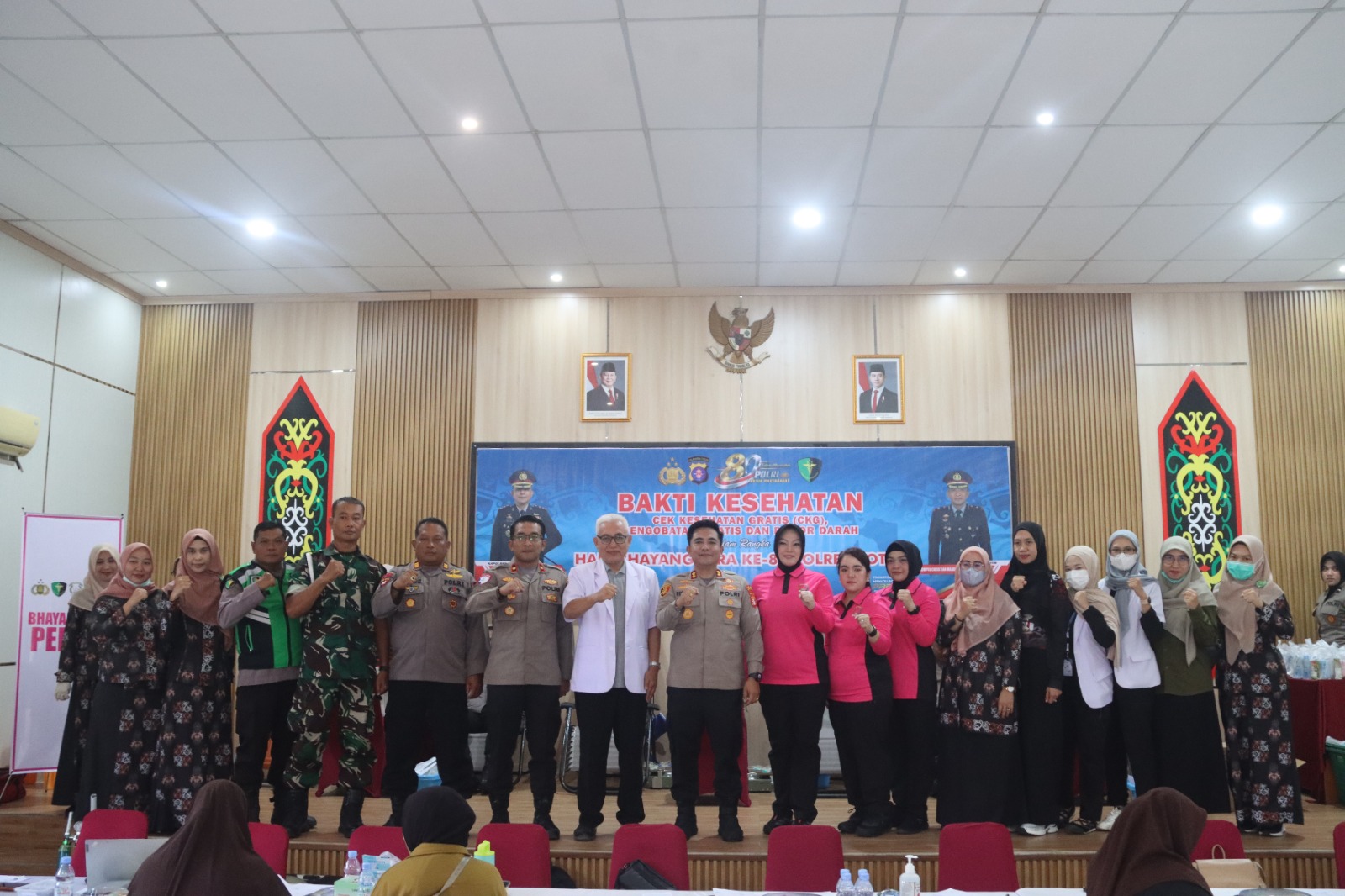 Sambut Hari Bhayangkara ke-80, Polres Kotim Gelar Bakti Kesehatan dan Bagikan Ratusan Paket Sembako