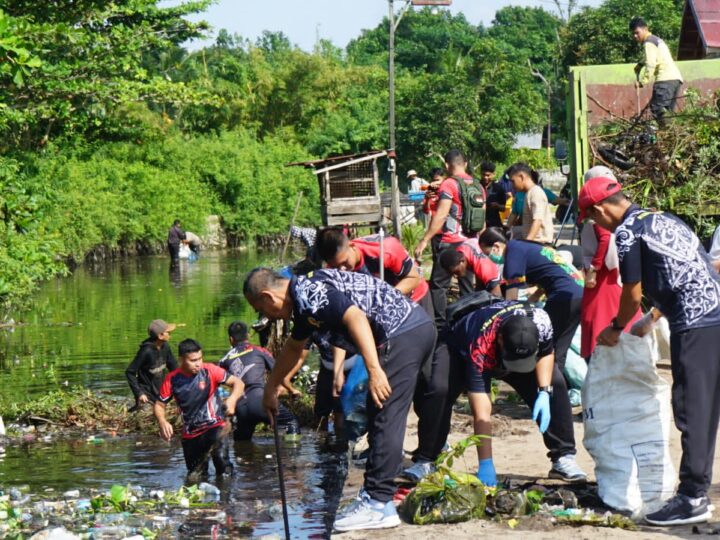 Peduli Kebersihan, Anggota Kodim 1016/Plk Laksanakan Karya Bakti Pembersihan Parit