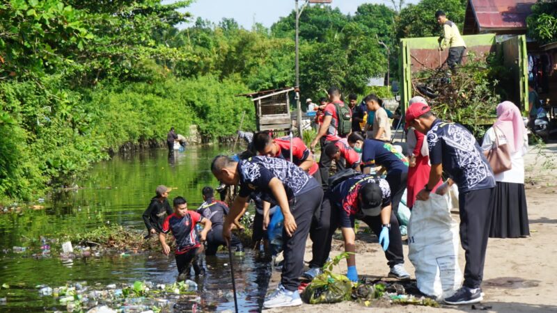 Peduli Kebersihan, Anggota Kodim 1016/Plk Laksanakan Karya Bakti Pembersihan Parit