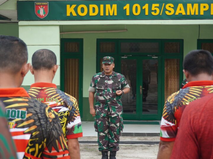 Komandan Kodim 1015/Sampit Serahkan Kaporlap PDL Prima
