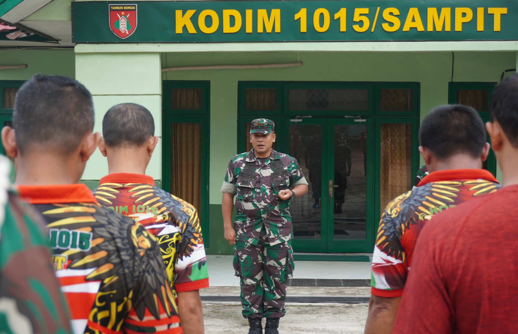 Komandan Kodim 1015/Sampit Serahkan Kaporlap PDL Prima